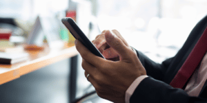Empreendedor está aprendendo sobre como abrir conta corrente de pessoa jurídica pela internet.