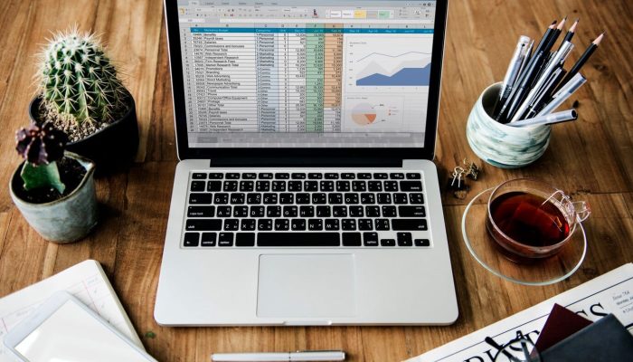 Uma cena de planejamento de negócios, com calendários, gráficos de vendas e listas de estoque.