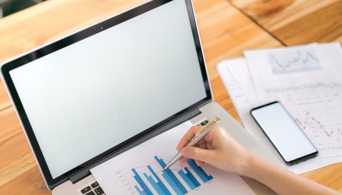 Uma simulação em tela de computador ou folha de cálculo mostrando o exemplo prático.