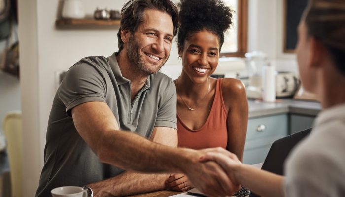 casal conversando com sua contabilidade sobre como abrir uma empresa gratuitamente