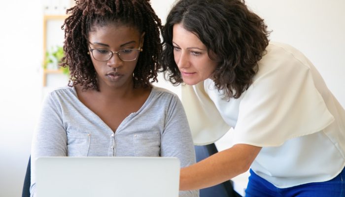 duas empreendedoras escolhendo o melhor erp para a empresa