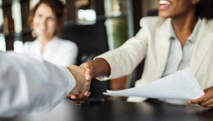 mulher empreendedora fechando um contrato de serviço