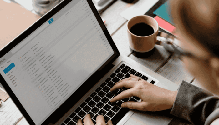pessoa digitando um e-mail de cobrança no computador