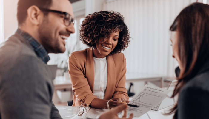 empreendedores avaliando em qual faixa do simples nacional a empresa se enquadra