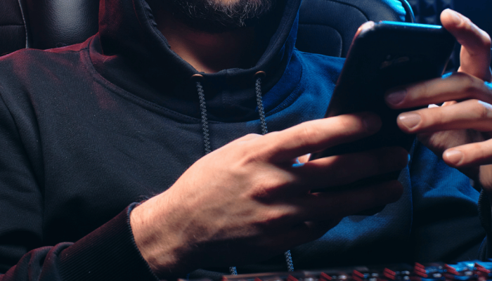 Tipos de golpes financeiros: conheça os tipos mais comuns e saiba como se prevenir. | Foto: Mikhail Nilov/Pexels.
