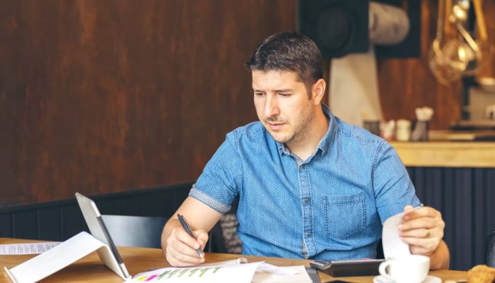 empreendedor calculando o lucro líquido da empresa