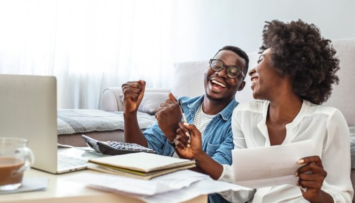 casal de empreendedor comemorando as financas da empresa