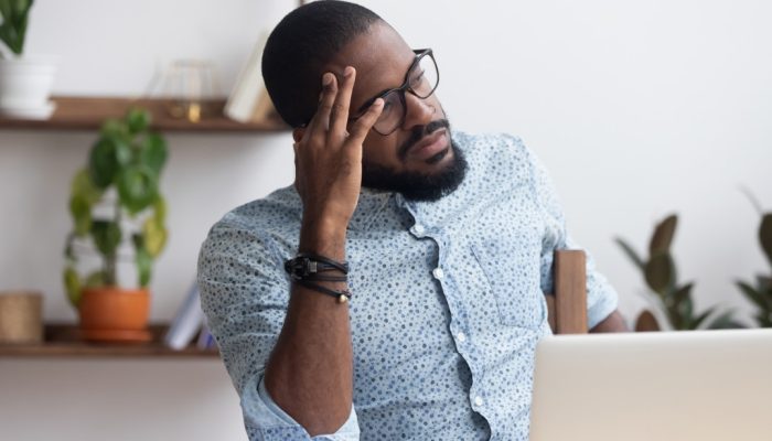 empreendedor com dúvida sobre como receber pagamento da conta PJ