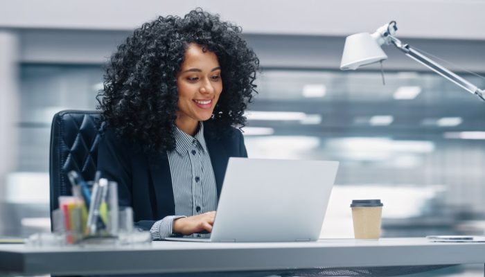 empreendedora sorridente por descobrir como ter receita recorrente na empresa