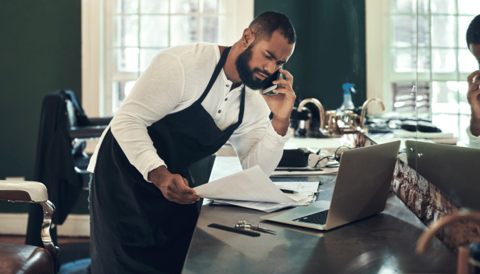 homem empreendedor falando ao telefone resolvendo imprevistos da empresa