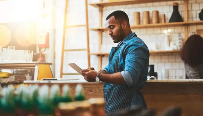empreendedor olhando para o tablet planejando vendas pela internet